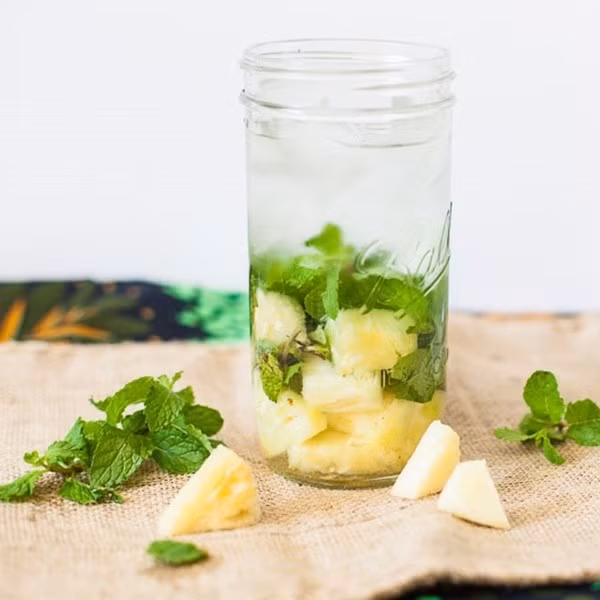  Công thức detox giảm cân với nước chanh dứa thơm vị bạc hà. Dứa luôn là xếp hàng đầu trong danh sách các loại trái cây giúp giảm cân đấy nhé! Bạn chỉ cần dùng một cốc nước chanh dứa mát lạnh vào buổi sáng sau khi ăn và một cốc nữa vào buổi tối trước khi đi ngủ là quá trình giảm cân sẽ đạt được hiệu quả tốt nhất.