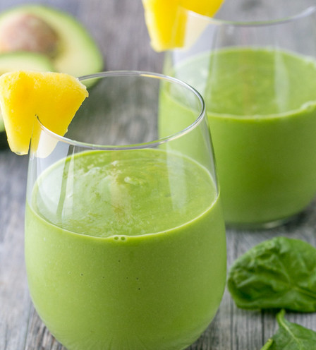 Nước uống từ rau chân vịt và dứa. Thành phần: Nửa quả dứa; Nước cốt chanh nửa quả; Một nhánh gừng (bào nhỏ); 1 nhúm rau chân vịt; 300ml nước. Dùng máy xay sinh tố xay dứa với 300ml nước trước. Sau đó thì cho nước chanh, gừng đã bào nhỏ và rau spinach vào xay. Cái này rất ngon khi uống lạnh, nhất là lúc trời nóng. Nếu sau khi xay ra thấy có vẻ hơi đặc thì cho thêm ít nước vào.