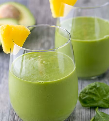 Nước uống từ rau chân vịt và dứa. Thành phần: Nửa quả dứa; Nước cốt chanh nửa quả; Một nhánh gừng (bào nhỏ); 1 nhúm rau chân vịt; 300ml nước. Dùng máy xay sinh tố xay dứa với 300ml nước trước. Sau đó thì cho nước chanh, gừng đã bào nhỏ và rau spinach vào xay. Cái này rất ngon khi uống lạnh, nhất là lúc trời nóng. Nếu sau khi xay ra thấy có vẻ hơi đặc thì cho thêm ít nước vào.