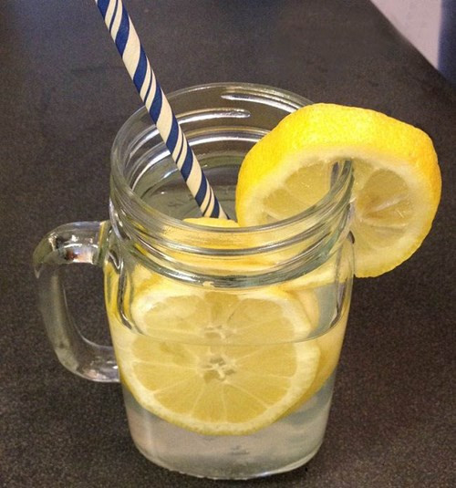 Nước detox cam dứa. Loại nước này giúp giảm đau, bổ sung vitamin, tăng cường trao đổi chất. Cắt cam thành từng lát mỏng dày chừng 0,3cm, dứa thái miếng mỏng. Cách làm: thả khoảng 3 lát cam và dứa vào bình thuỷ tinh. Cho vài viên đá vào bình sau đó đổ 300ml nước vào. Bịt kín miệng bình đặt vào tủ lạnh khoảng 2h để trái cây tiết ra vitamin và chất dinh dưỡng vào nước.