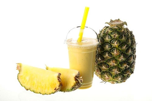 Mía và dứa. Bạn cần vài lít nước lọc, vài miếng mía nhỏ và vài miếng dứa tươi. Cho vào bình và thêm đá, sau đó để trong tủ lạnh vài giờ trước khi uống. Món này càng để lâu hương vị càng thơm ngon. Nước detox từ dứa và mía sẽ giúp cơ thể chống lại các gốc tự do.
