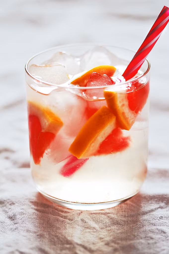  Công thức detox giảm cân từ bưởi, giấm rượu táo. Bưởi cắt thành những miếng móng, nhỏ, 2 thìa giấm rượu táo. Cho các nguyên liệu chuẩn bị vào cốc và đổ nước lọc vào, cho thêm đá lạnh để thanh lọc cơ thể.