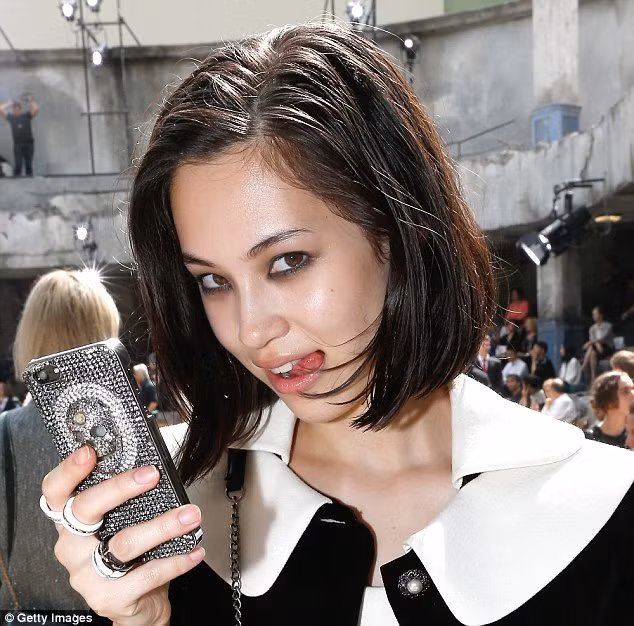 Cô nàng này rất tự tin khoe mái tóc bết cùng với kiểu đánh phấn má hồng dưới mắt.