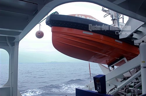 Xuồng công tác trên tàu.