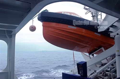 Xuồng công tác trên tàu.