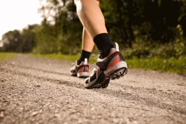 Đi bộ nhanh 45 phút ít nhất 3 lần/tuần. Vận động thể chất giúp các tế bào thần kinh kết nối với nhau tốt hơn, tiến sĩ Grahn tiết lộ. Một nghiên cứu khác cho thấy đi bộ với tốc độ nhanh sẽ tốt cho não hơn là đi bộ với quãng đường dài. Người đi bộ nhanh có khả năng cải thiện hoạt động não bộ và duy trì tập trung tốt hơn.