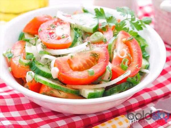 Salad. Không ít người chọn salad làm thực đơn chính cho bữa ăn. Tuy nhiên, salad khó có thể cung cấp năng lượng đủ cho các hoạt động trong ngày. Điều này dẫn đến tình trạng buồn ngủ thường trực.