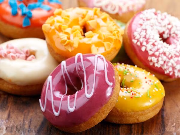 Thực phẩm ngọt. Một số thực phẩm có đường cũng làm cho bạn cảm thấy buồn ngủ chỉ 1 giờ sau ăn hoặc lâu hơn.