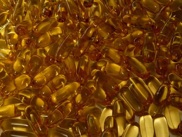Dầu cá omega-3. Đây là một loại dầu thiên nhiên chứa nhiều chất dinh dưỡng giúp cho cơ thể khỏe mạnh. Dầu cá chứa lượng lớn axit béo tốt omega-3, dưỡng chất giúp cải thiện sức khỏe tim mạch và trí não của bạn.