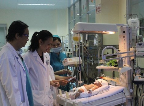 Be trai 11 ngay tuoi bi dam xuyen so ngay tai benh vien-Hinh-2