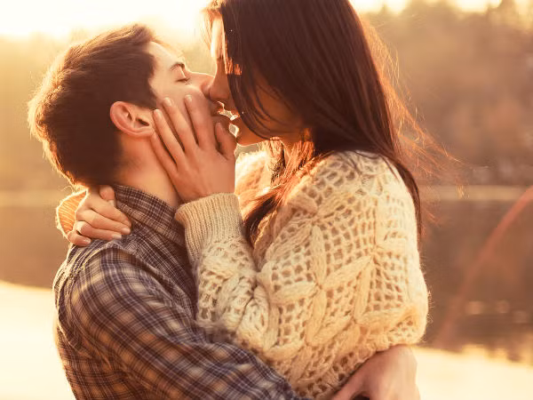 Anh ấy nhìn chằm chằm vào môi bạn. Đừng bực mình nếu bạn bắt gặp anh ấy không nhìn vào mắt bạn trong lúc nói chuyện mà chỉ nhìn vào môi bạn. Nếu anh ấy cứ nhìn chằm chằm vào đôi môi bạn và khen ngợi chúng thì đó là dấu hiệu anh ấy đang rất muốn hôn bạn.