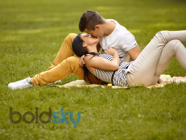 Giao tiếp bằng mắt. Bất kỳ người đàn ông nào cũng thích nhìn vào mắt người phụ nữ của mình. Nếu chàng liên tục nhìn chằm chằm vào đôi môi và mắt bạn, đó là dấu hiệu chàng muốn hôn.