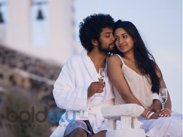 Anh ấy liếm môi. Anh ấy nhai kẹo cao su. Bạn thử đoán xem? Có lẽ anh ấy đang “âm mưu” hôn bạn. Lưu ý: Nếu anh ấy nhai kẹo cao su sau khi ăn thì đó có thể là thói quen, nhưng nếu anh ấy nhai kẹo cao su trong lúc đưa bạn về nhà hoặc trong lúc uống rượu ở quán bar thì có thể anh ấy đang có ý định gần gũi hơn với bạn.