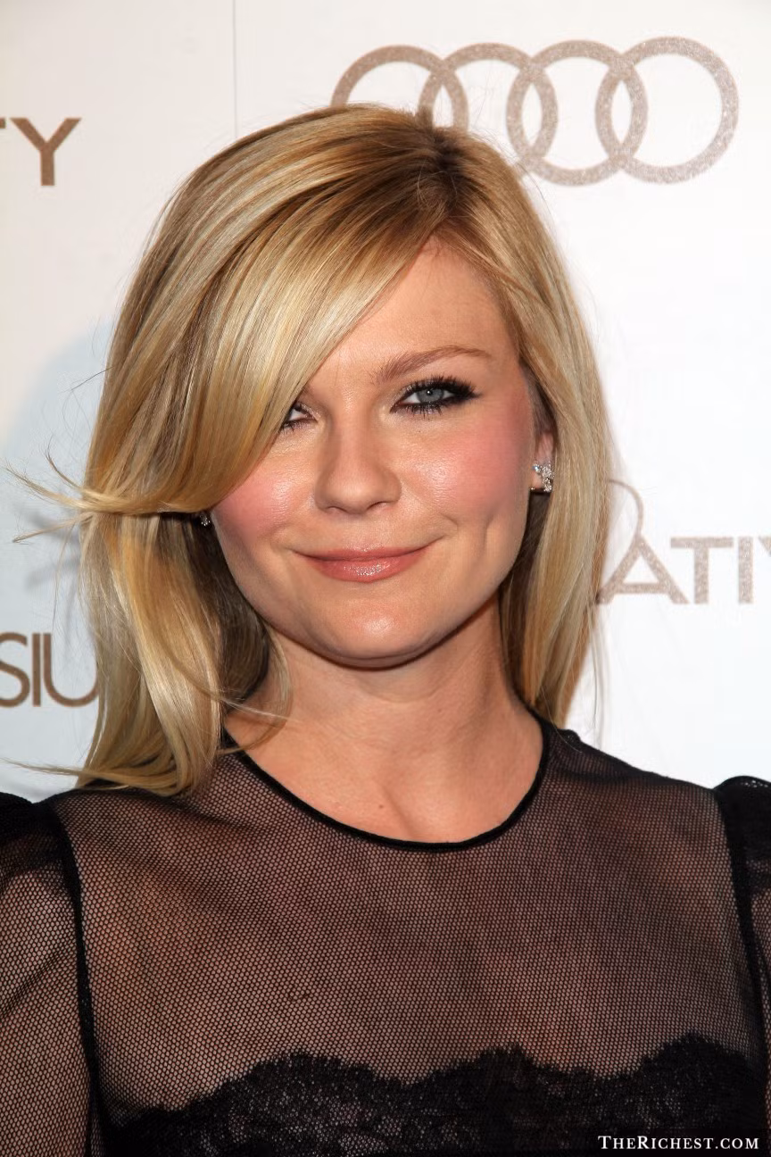 Kirsten Dunst. Để giảm cân và duy trì vóc dáng này, Kirsten Dunst đã lựa chọn cách bổ sung chất kiềm nhiều hơn axit để cải thiện các chức năng của cơ thể và giúp đốt cháy lượng mỡ dư thừa. Các loại thực phẩm có tính axit như thịt, cá, các loại ngũ cốc, các thực phẩm chế biến,… Còn các loại thực phẩm chứa tính kiềm như các loại trái cây, rau xanh, dầu thực vật, đậu nành,… Và thực đơn ăn kiêng của người đẹp Hollywwood này gồm 70% chất kiềm và 30% axit.