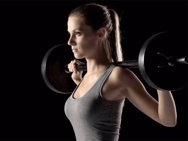 Tập thể hình. Những bài tập nặng giúp cơ thể xây dựng cơ bắp, giảm lượng mỡ tích tụ. Những bài tập chuyên sâu về chân sẽ giúp bạn có đôi chân thon gọn như ý.