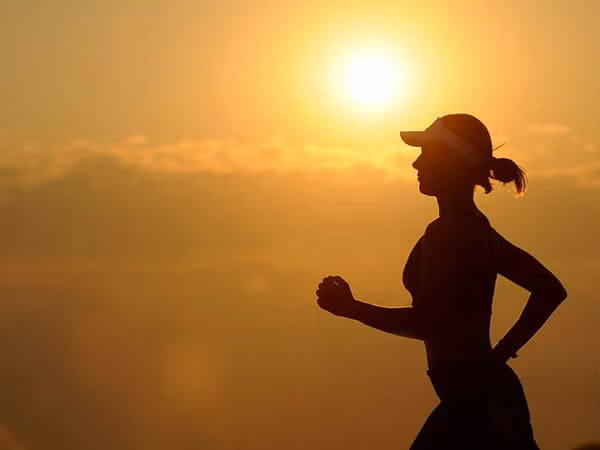 Bài tập giảm mỡ chân bằng cách chạy bộ. Chạy là bài tập thể dục tốt nhất cho toàn bộ cơ thể. Nó tăng cường các bắp chân và cơ ở đùi, giúp bạn có đôi chân săn chắc và khỏe mạnh.