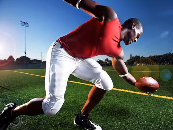 Chơi thể thao. Chơi các trò chơi như bóng đá, bóng rổ hay cầu lông giúp tăng khối lượng cơ bắp và cũng làm cho xương khỏe mạnh, ngăn ngừa nguy cơ loãng xương.