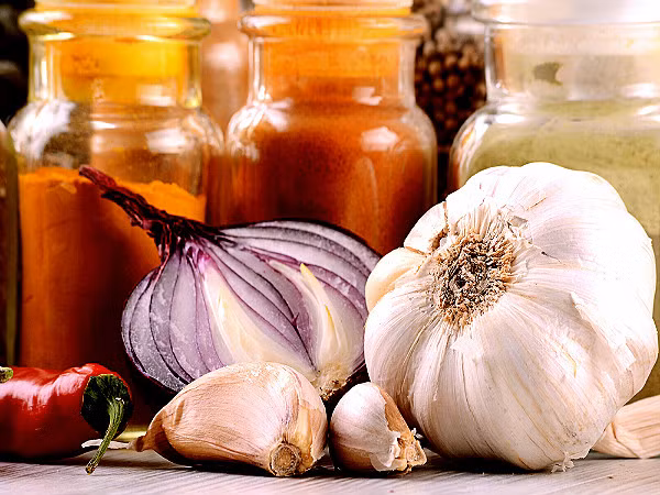 Ăn thêm tỏi và hành tây. Bạn có biết rằng tỏi và hành tây cũng giúp tăng cường sự vững chắc của xương, bởi loại gia vị này giàu lưu huỳnh, giúp xương chắc khỏe và phòng chống loãng xương, giòn xương khi về già.