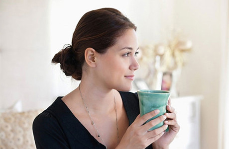 Uống ít nước. Chỉ mất nước ở mức nhẹ - ít nhất là 2% mức chất lỏng – bạn cũng có thể bị mất mức năng lượng đáng kể, Amy Goodson một chuyên gia dinh dưỡng cho sức khỏe tại trường Y học thể thao Texas Ben Hogan cho biết. “Mất nước sẽ làm giảm thể tích máu, làm cho máu dày hơn”, Goodson giải thích. Điều này khiến trái tim của bạn bơm kém hiệu quả, làm giảm tốc độ mà oxy và chất dinh dưỡng đến cơ bắp và các cơ quan của bạn.