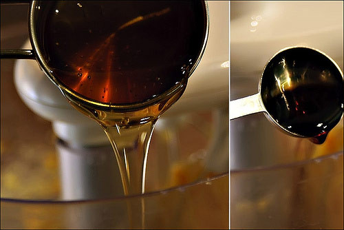 Mật mía. Mật là loại si-rô có màu nâu đen và đặc sánh, thường được làm từ nước ép của cây mía đường sau khi đã qua quá trình tinh chế. Mật được sử dụng chủ yếu để tạo hương vị cho các loại bánh qui và bánh mì, nhưng bạn vẫn có thể dùng nó cho các món nướng.