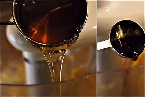 Mật mía. Mật là loại si-rô có màu nâu đen và đặc sánh, thường được làm từ nước ép của cây mía đường sau khi đã qua quá trình tinh chế. Mật được sử dụng chủ yếu để tạo hương vị cho các loại bánh qui và bánh mì, nhưng bạn vẫn có thể dùng nó cho các món nướng.