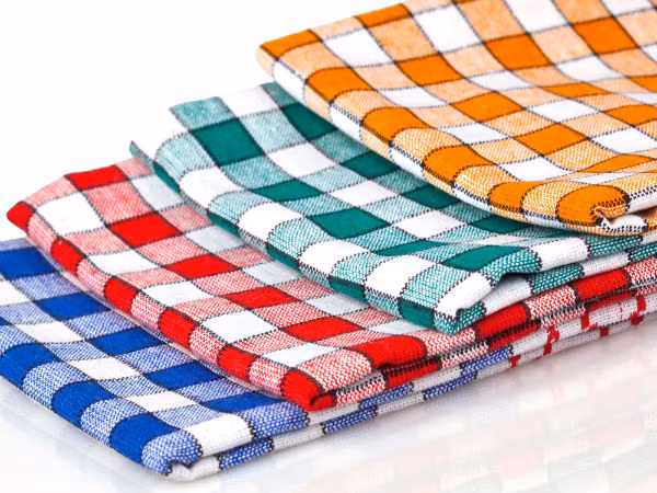 Dùng riêng đồ dùng cá nhân. Dùng chung đồ dùng cá nhân như khăn mặt, khăn tắm… chính là thủ phạm lây lan bệnh ngoài da, mắt. Hãy giữ vệ sinh đồ dùng cá nhân của bạn, thường xuyên phơi khăn mặt dưới ánh nắng để loại bỏ vi khuẩn bệnh.