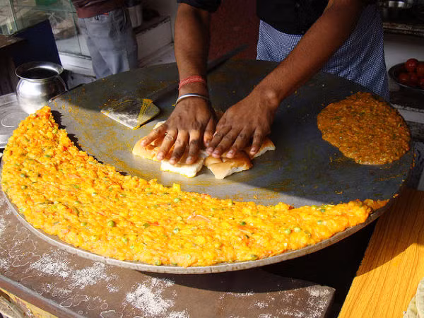 Tránh xa nguồn thực phẩm ô nhiễm. Nếu bạn có thói quen ăn đồ ăn vỉa hè, hãy tránh xa chúng, đặc biệt là vào mùa mưa để bảo vệ sức khỏe tổng thể nói chung và sức khỏe đôi mắt nói riêng.