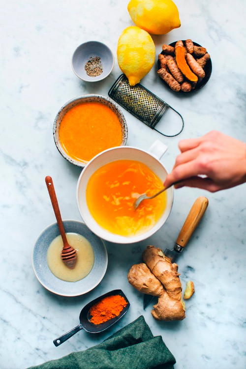 Thanh lọc cơ thể bằng mật ong gừng và nghệ. Nguyên liệu gồm 120 ml mật ong, 2-4 muỗng canh gừng tươi mài (hoặc bột gừng), 2 muỗng cà phê bột nghệ (hoặc nghệ tươi mài), 1 quả chanh hữu cơ vàng, vắt nước, 2 nhúm bột tiêu đen. Khuấy tất cả các thành phần trong một cái bát. Nếm thử và thêm gừng hay nghệ vào nếu thấy cần thiết. Để có được hương vị thực sự mạnh mẽ, bạn chỉ nên thêm 1 vài muỗng vào cốc nước.