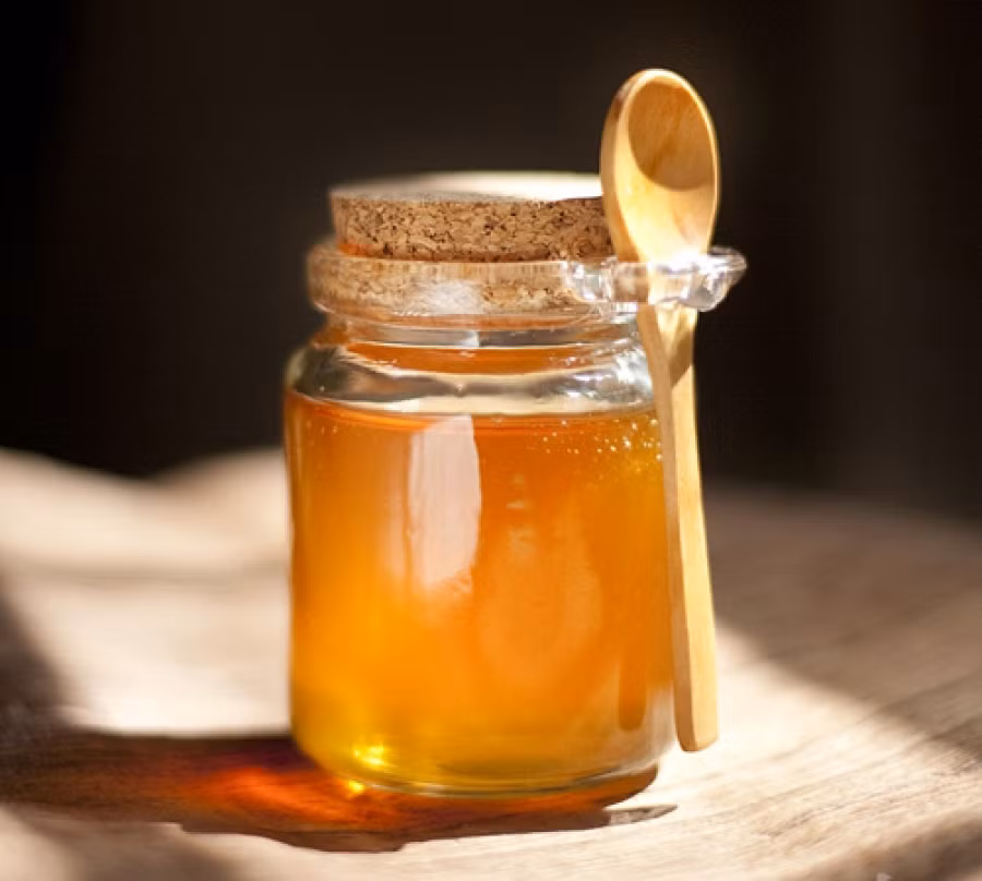 Hãy trữ thức uống mật ong gừng &amp; nghệ tuyệt hảo này trong một lọ thủy tinh. Khi dùng, đun sôi một cốc nước và để hơi nguội (để giữ được nguyên vẹn lợi ích của mật ong), khuấy vào một vài thìa hỗn hợp mật ong gừng &amp; nghệ trên. Bạn cũng có thể áp dụng thức uống này vào thói quen uống trà ưa thích của mình.