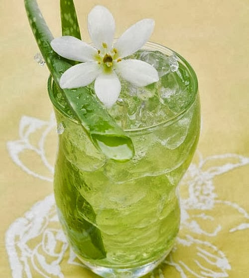 Nước nha đam mật ong. Nguyên liệu gồm: 10g mật ong, 100g nha đam, 500ml nước. Nha đam thái nhỏ, sau đó bỏ hết vào nồi cho hết nước vào đun lửa lớn cho đến khi sôi. Sau khi nước sôi bạn để lửa nhỏ liu riu trong vòng 15 phút. Chuẩn bị một tô lớn để hết mật ong vào, sau đó chắt nước nha đam vào tô. Bạn có thể để loại nước mật ong và nha đam nguội, cho vào tủ lạnh uống để thanh lọc cơ thể, giảm cân.