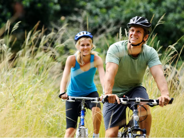 Đi xe đạp. Bài tập này trực tiếp tác động vào cơ bắp chân, đốt cháy chất béo ở bắp đùi bạn. Thực hiện các bài tập này 1 giờ mỗi ngày, sau 30 ngày bạn sẽ nhận thấy hiệu quả rõ rệt.