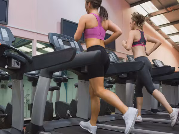 Tập với máy chạy bộ. Chỉ cần dành 15 phút chạy trên máy chạy bộ mỗi ngày, sau 30 ngày bạn sẽ thấy chân giảm mỡ rõ rệt.