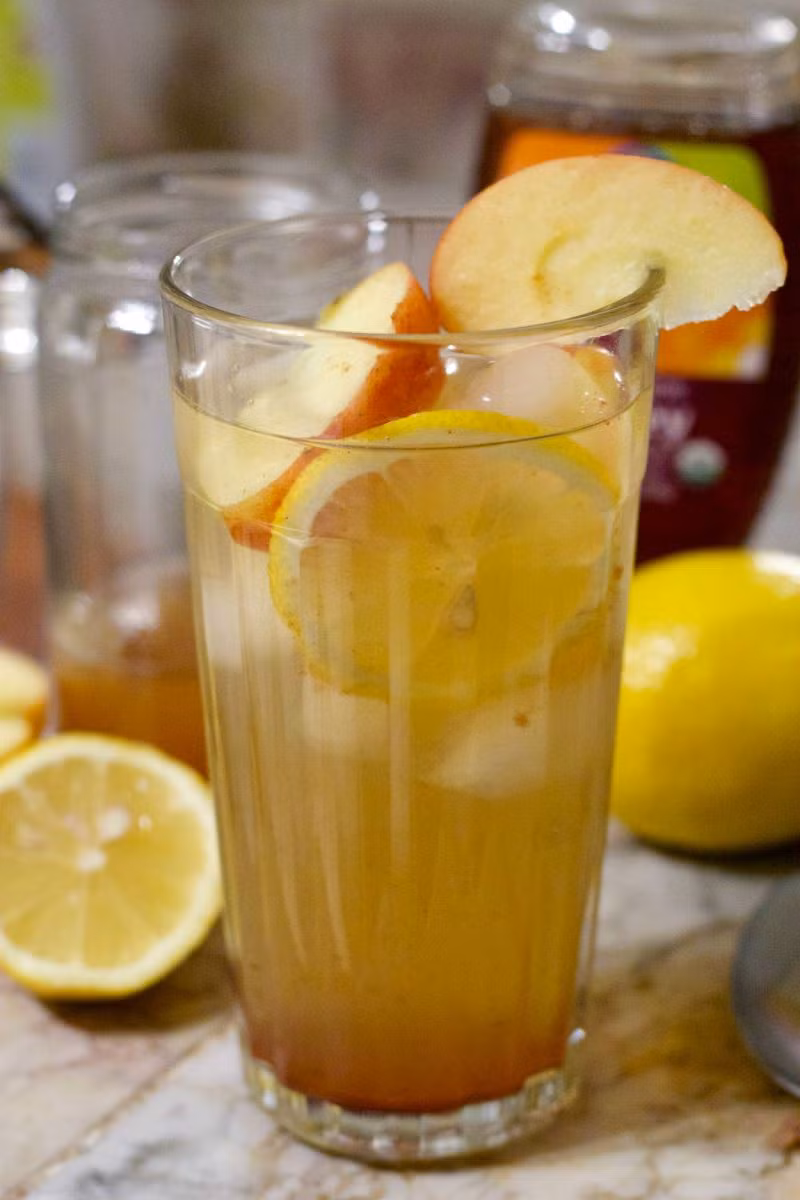 Công thức 8: Giấm táo và táo, chanh. Nguyên liệu: 2 muỗng canh giấm táo, 1 lát chanh, 1 trái táo. Táo cắt lát mỏng. Xếp táo, chanh vào bình, thêm 2 muỗng canh giấm táo và 1 lít nước.