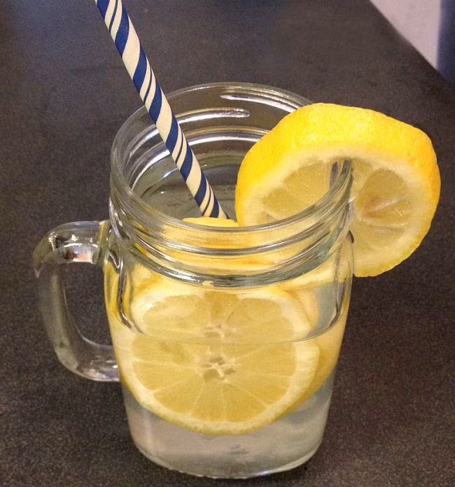 Công thức 9: Chanh và gừng. Nguyên liệu: 1 quả chanh, 1 miếng gừng nhỏ. Chanh cắt lát mỏng. Gừng cạo vỏ, cắt lát mỏng. Cho chanh và gừng vào bình, ngâm cùng 500ml nước.