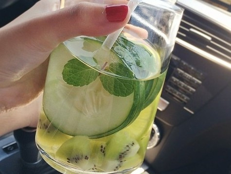 Công thức 4: Kiwi, dưa chuột và muối biển. Nguyên liệu gồm 1 quả dưa leo thái khoanh, 2 quả kiwi bỏ vỏ thái miếng, 500 - 700 ml nước lọc, 1 thìa muối biển. Bạn cho hết nguyên liệu vào 1 cái ly/cái hũ có nắp lắc hay khuấy đều. Để vào ngăn mát tủ lạnh ít nhất 4 tiếng trước khi dùng.