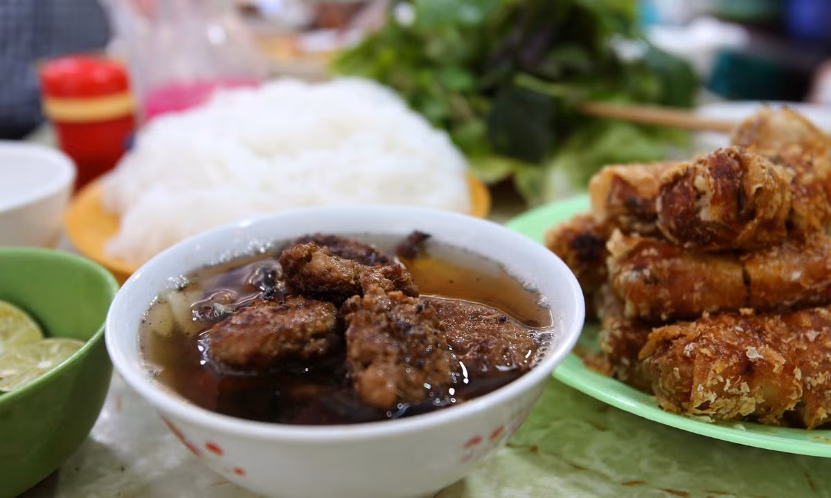 Bún chả Đắc Kim: Có thể nói đây là quán bún chả nổi tiếng nhất Hà Nội, quán hiện nay được sửa lại khá sạch sẽ, phục vụ nhanh chóng, giá 50 – 60k/suất nhưng suất khá nhiều. Bún chả ở đây có ba loại chả được phục vụ trong cùng một bát là chả nướng (thịt ba chỉ), chả viên (thịt băm) và chả xương sông (thịt băm cuốn lá xương sông) cùng với mắm được đun nóng, su hào, cà rốt muối giòn giòn chua ngọt, rắc 1 lớp hạt tiêu lên trên bát nước mắm chả cho dậy mùi.