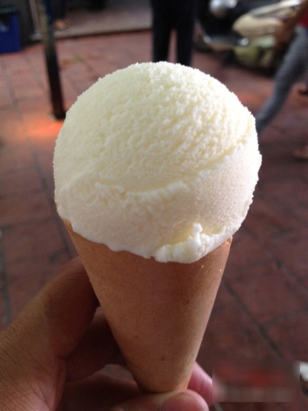 Kem Tràng Tiền. Quán kem nằm ngay trung tâm thủ đô Hà Nội có từ thời bao cấp nay trở thành một nét văn hóa mà người Hà Nội đi đâu cũng nhớ. Kem Tràng Tiền không giống những loại kem được sản xuất công nghiệp, vị kem mát lạnh, ngọt thanh, thơm và bùi. Quầy kem Tràng Tiền chính gốc ở phố Tràng Tiền quanh năm đông đúc, ngay cả trong những ngày mua đông lạnh cắt da cắt thịt. Quán kem Tràng Tiền gốc ở địa chỉ: số 35 phố Tràng Tiền (gần Hồ Gươm).