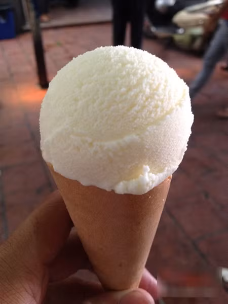 Kem Tràng Tiền. Quán kem nằm ngay trung tâm thủ đô Hà Nội có từ thời bao cấp nay trở thành một nét văn hóa mà người Hà Nội đi đâu cũng nhớ. Kem Tràng Tiền không giống những loại kem được sản xuất công nghiệp, vị kem mát lạnh, ngọt thanh, thơm và bùi. Quầy kem Tràng Tiền chính gốc ở phố Tràng Tiền quanh năm đông đúc, ngay cả trong những ngày mua đông lạnh cắt da cắt thịt. Quán kem Tràng Tiền gốc ở địa chỉ: số 35 phố Tràng Tiền (gần Hồ Gươm).