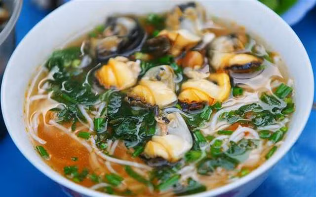 Bún ốc Hàng Chai: Quán Bún ốc Cô Thêm ở góc đường Hàng Chai này đã nổi tiếng 25 năm nay với một loại nước dùng đặc biệt có vị chua nhẹ của dấm bỗng. Quán có những khách hàng lâu năm, từ hồi bát bún ốc chỉ có giá 2k đến hiện nay là 30k. Quán đông khách nhất khoảng 9-10h sáng, bạn có thể phải xếp hàng khá lâu để thưởng thức món bún ốc nổi tiếng này.