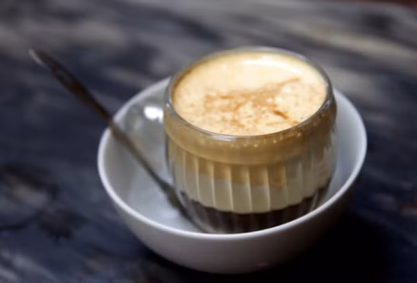 Cà phê trứng. Vị trứng ngầy ngậy quyện cùng hương thơm của cà phê tạo nên hương vị riêng của cốc cà phê. Bạn nên uống ngay khi cốc cà phê còn nóng hổi, nếu không sẽ bị tanh và khó uống. Sau này, một số quán còn rắc lên bên trên cốc cà phê trứng một ít bột cacao màu nâu, vừa đẹp mắt vừa để tăng thêm mùi vị vốn đã rất hấp dẫn. Ngoài 2 địa chỉ quán Giảng ở Nguyễn Hữu Huân và Yên Phụ, bạn có thể uống cà phê trứng ở quán Đinh hay Cafe Phố Cổ.