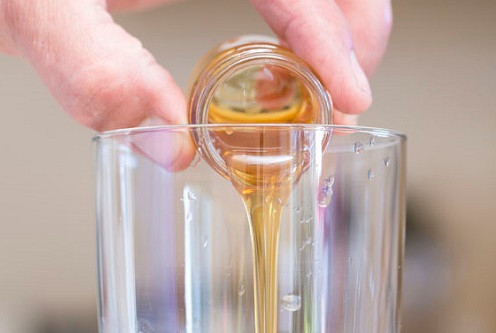 Uống nước mật ong trước khi ngủ. Trước khi ngủ, việc uống một cốc nước mật ong quả thật không nên vì khiến lượng đường trong máu tăng cao không tốt cho việc phòng ngừa các bệnh về tim mạch hay mạch máu não… Đặc biệt với người cao tuổi hay có tiền sử các bệnh về mỡ trong máu cao… càng nên từ bỏ thói quen này. Với riêng phụ nữ, một ly mật ong ngọt uống trước khi ngủ càng làm làn da của bạn kém tươi sáng.