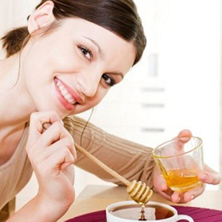 Uống mật ong lúc đói. Nhiều người uống nước mật ong ngay khi thức dậy và lúc bụng đang đói...sẽ không tốt chút nào. Bởi khi uống một cốc nước mật ong sẽ làm lượng đường glucose có trong nước này sẽ khó được cơ thể hấp thụ. Bắt đầu bữa sáng bằng một ly mật ong khiến thận phải làm việc nặng nề, dẫn đến chức năng bài tiết nước tiểu hay thải độc trong ngày của thận tương đối ì ạch và chậm chạp.