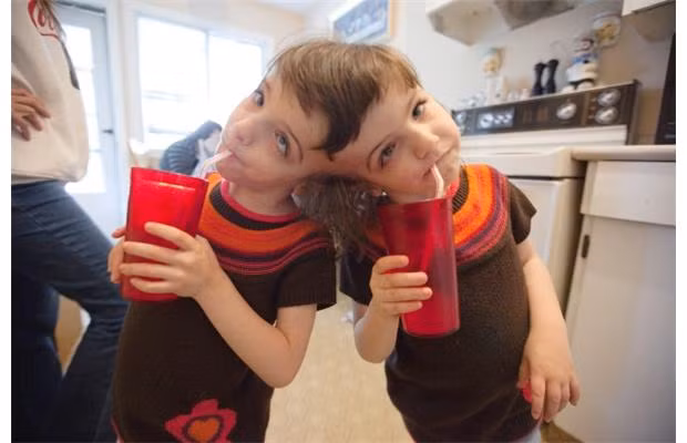 Hai bé phối hợp với nhau khá tốt trong việc di chuyển. Tuy vậy, thỉnh thoảng cũng xảy ra bất hòa khi quyết định sẽ làm gì và sẽ đi theo hướng nào.