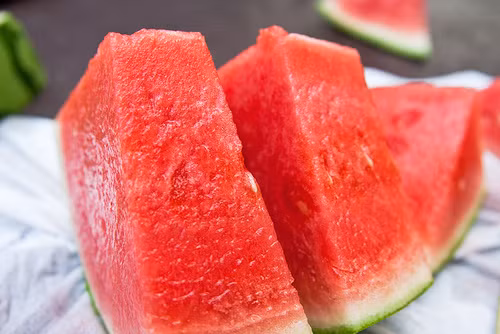 Dưa hấu, Đại lượng citrulline chứa trong dưa hấu có tạc dụng dược lý như viagra. Ăn nhiều dưa hấu có ích cho nam giới nhưng những người có dạ dày đường ruột không tốt thì nên hạn chế, không nên ăn quá nhiều, vì dưa hấu là thực phẩm thuộc tính hàn, ăn nhiều sẽ gây ra ảnh hưởng nhất định cho dạ dày, đường ruột.