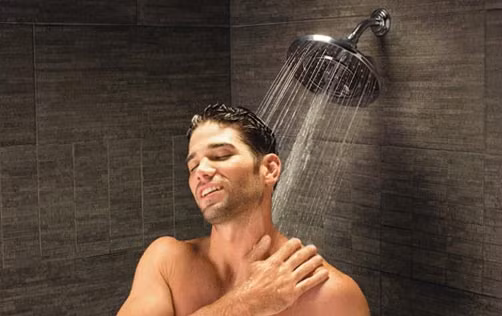 Tắm vòi hoa sen. Hãy tắm vòi hoa sen sau khi quan hệ để loại bỏ các chất dịch cơ thể của bạn và bạn tình, từ đó tránh được bất kỳ loại bệnh nhiễm trùng nào.