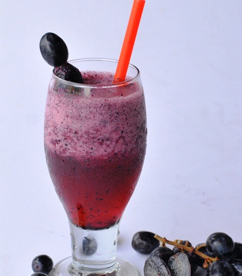 Sinh tố nho - táo tây. Nguyên liệu: nho 20 quả, táo tây 1 quả, sữa bò 100ml, mật ong 1 muỗng. Cách làm: nho lột vỏ, bỏ hạt, táo tây gọt vỏ, bỏ hột thái lát nhỏ. Tất cả vật liệu cho vào máy xay. Đổ vào ly thì dùng. Thức uống này có tác dụng làm làn da trắng đẹp, điều trị những bất ổn đường ruột như táo bón, tiêu chảy.