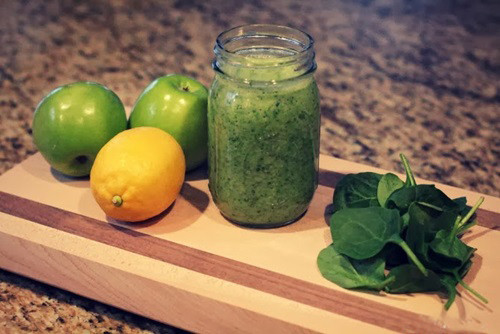 Detox với táo và rau củ quả. Nguyên liệu gồm 1 quả chuối vừa chín tới, 1 quả táo, 1 chén rau chân vịt, 1 chén rau diếp hoặc cải xoăn, 2 quả chanh, 1 chén cần tây, 1 cốc nước lạnh, mật ong (tùy thích). Tất cả các nguyên liệu này cho vào máy xay sinh tố để xay nhuyễn. Nếu thích uống lạnh bạn có thể thêm một chút đá để giải khát trong mùa hè. Sau khi xay xong bạn có thể cho vào ly lớn để uống. Bạn cũng có thể bỏ vào tủ lạnh để dành sử dụng trong ngày.