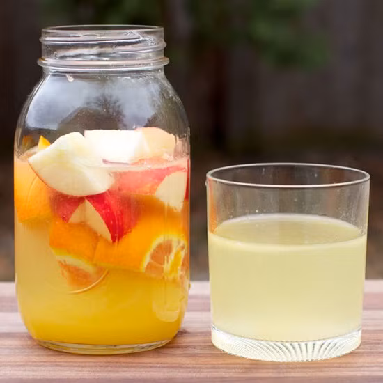  Công thức detox từ táo và cam. Cam và táo đều chứa chất pectin, chất có trong gelatin. Chất này giúp đẩy kim loại nặng ra khỏi cơ thể bạn, giúp gan không bị quá tải. Trong quả cam, chất pectin có nhiều ở phần màu trắng của vỏ cam nên các bạn nhớ không được bỏ vỏ cam đi mà ngâm luôn vào nước. Nguyên liệu: 2-3 quả cam; 3 quả táo; 1-2 lít nước. hái cam và táo ra thành những miếng to, không bỏ vỏ. Ngâm vào nước. Giữ trong tủ lạnh trong 24 tiếng trước khi uống.