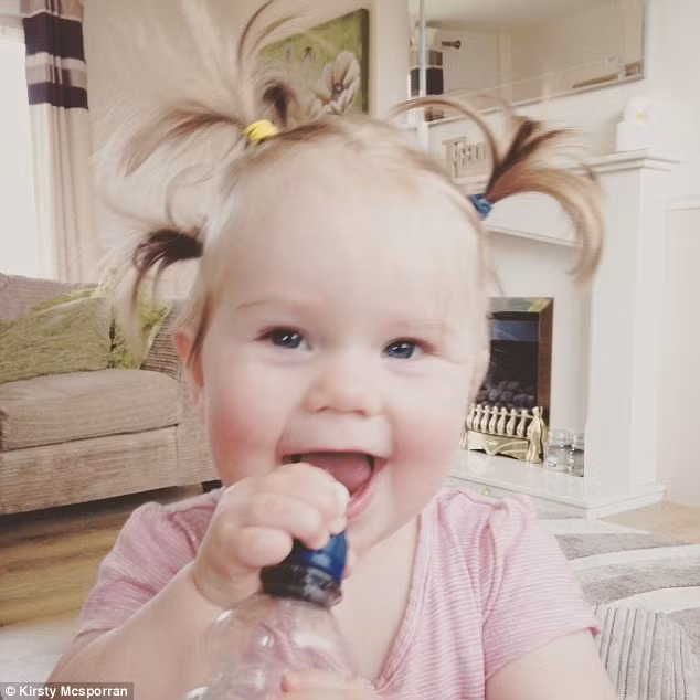 Tóc buộc thành nhiều túm nhỏ nở xòe như hoa cỏ trên đầu.