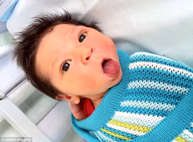 Louis Newman, cậu bé vừa tròn 1 năm tuổi với cái đầu đầy ấn tượng chào mừng ngày sinh nhật đầu tiên của mình.